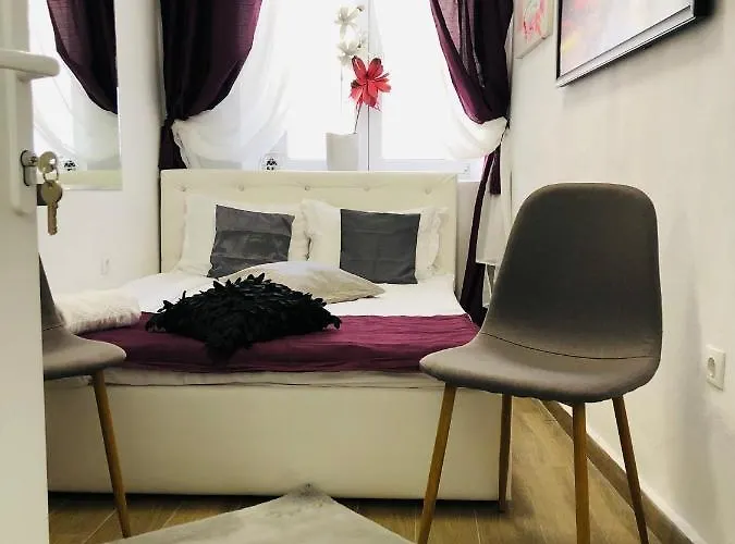 Central Petit Room